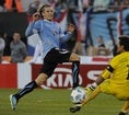 【11年コパ・アメリカ】決勝のパラグアイ戦で２ゴールを挙げ、母国の６大会ぶり15度目の南米制覇に貢献。またこの２得点で、ウルグアイ代表歴代最多得点記録（31）に並ぶ。　（C）Getty Images