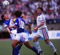 1994年５月29日｜キリンカップ フランス戦｜● １-４｜　 “キング”エリック・カントナが貫録を見せつけた。　(C) SOCCER DIGEST