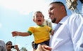 ４月24日｜現在行なわれているブラジル・ワールドカップの開催都市視察で、大会組織委員会に名を連ねるロナウドがフォルタレーゼに姿を見せた。往年の名選手に抱き上げられ、赤ちゃんも感涙!!　ということではなさそうだ。　(C) Getty Images