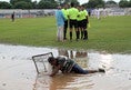 ４月23日｜コロンビアのリーグ戦「トルネオ・ポストボン」のアメリカ・カリ対バジェドゥパル戦で、大雨により排水溝が溢れてピッチが洪水状態。関係者の必死の作業にもかかわらず、試合は延期となった。　(C) Getty Images