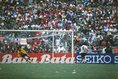 1986年メキシコ大会準々決勝・西ドイツ対メキシコ戦。ハラルド・シューマッハーがふたつのセーブを見せ、西ドイツが開催国を下した。写真はローター・マテウスの成功場面。　(C) SOCCER DIGEST