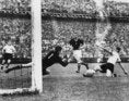 1954年スイス大会。ハンガリーに０-２とされた後、マックス・モーロックが懸命に足を伸ばして１点を返す。ここから怒涛の反撃が始まり、ヘルムート・ラーンの２得点で逆転に成功する。　(C) Getty Images