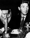 1954年スイス大会。チームの中心、フリッツ・ヴァルターがジュール・リメ・カップとともに。　(C) Getty Images