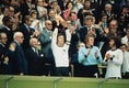 1974年西ドイツ大会。２年前に夏季オリンピックが開催されたミュンヘンのオリンピア・シュタディオンで、生まれたばかりの黄金のトロフィーを掲げるフランツ・ベッケンバウアー。　(C) Getty Images