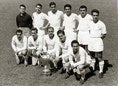 1955-1956シーズン。アルフレッド・ディ・ステファノ（前列中央）を中心にチャンピオンズ・カップ（現リーグ）の初代王者に。エクトル・リアル（前列右から２人目）もディ・ステファノ同様、アルゼンチン出身の選手である。　(C) Getty Images