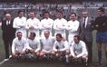 1963-1964シーズン。R・マドリーをリードし続けてきたディ・ステファノの、同クラブでのラストシーズン。後列左端はサンチャゴ・ベルナベウ会長で、後列右から２人目は80年代にはスペイン代表監督を務めたミゲル・ムニョス監督。R・マドリーの歴史において、最も長い期間（59～74年）指揮を執った人物である。　(C) Getty Images