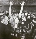 1969-70チャンピオンズ・カップ決勝。試合は延長の末にフェイエノールトが２-１で勝ち、初優勝を飾った。先制点を挙げたリヌス・イスラエルが“ビッグイヤー”を受け取った。　(C) Getty Images