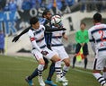 [Ｇ大阪 ２-２ FC東京]パトリックの行く手を森重が阻む。（C）佐藤明（サッカーダイジェスト写真部）