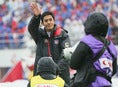 [Ｇ大阪 ２-２ FC東京]試合後、サポーターの声援に応える武藤。（C）佐藤明（サッカーダイジェスト写真部）