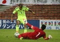 序盤からチャンスを迎えた日本。鈴木は１対１の場面を迎えるも、GKの思い切った飛び出しで防がれた。　写真：佐藤明（サッカーダイジェスト写真部）