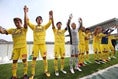 【松本 １-３ 柏】サポーターに挨拶する柏の選手たち。キャプテンの大谷は、自身では珍しいヘディンシュートでのゴールを決めた。写真：菅原達郎（サッカーダイジェスト写真部）