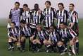 2002-03チャンピオンズ・リーグ準々決勝・第１戦のユーベ。後列左からジャンルイジ・ブッフォン、チーロ・フェラーラ、リリアン・テュラム、イゴール・トゥドール、アレッシオ・タッキナルディ、パオロ・モンテーロ。前列左からジャンルカ・ザンブロッタ、マウロ・カモラネージ、パベル・ネドベド、エドガー・ダービッツ、アレッサンドロ・デル・ピエロ　(C) Getty Images