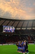清水戦の試合前のチーム写真撮影。FC東京のユニホームを着用した武藤の姿も、当面これが見納めになる。写真：徳原隆元