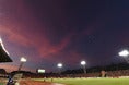 【名古屋 ２-１ 浦和 】夕暮れ時、赤く染まったスタジアム。入場者は１万7624人だった。　写真：小倉直樹（サッカーダイジェスト写真部）