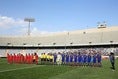 試合前に整列する選手たち。スタジアムは空席が目立ったもののアウェー独特の雰囲気が漂う。写真：滝川敏之（サッカーダイジェスト写真部）