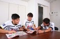 トッテナムチームは選手名鑑を見ながらお好みのプレーヤーを作成。自信作の完成にニッコリ。　(C) SOCCER DIGEST
