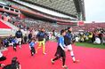 両チームの選手が入場する。満員の埼玉スタジアムは赤と青のサポーターに分かれ、決勝戦らしい空気に包まれた。写真：佐藤 明（サッカーダイジェスト写真部）