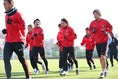 チーム始動日となった１月15日、ランニングをしながら笑顔を見せる選手たち。写真：茂木あきら（サッカーダイジェスト写真部）