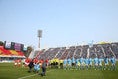 【磐田0－1名古屋】整列する両チーム。磐田は３シーズンぶりにJ１の舞台に舞い戻った。写真：滝川敏之（サッカーダイジェスト写真部）