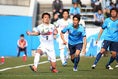 【横浜ＦＣ０-１讃岐】９我那覇（右）と28藤井。写真：茂木あきら（サッカーダイジェスト写真部）