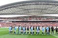 【浦和１－２磐田】浦和にとってホーム開幕戦となった磐田戦。両チームが試合前に握手をかわす。写真：小倉直樹（サッカーダイジェスト写真部）