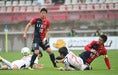 【鹿島２－０ＦＣ東京】中盤で激しいプレーを見せる小笠原（右端）写真：佐藤 明（サッカーダイジェスト写真部）