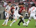 【鹿島２－０ＦＣ東京】共に代表戦を控える森重（３番）と金崎（３３番）がボールを奪い合う。写真：佐藤 明（サッカーダイジェスト写真部）