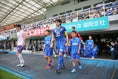 【福岡0-1新潟】入場する両チーム。写真：滝川敏之（サッカーダイジェスト写真部）
