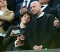 ヨハン・クライフの息子ジョルディ・クライフ（右）も父の追悼試合を観戦。（C)Getty Images