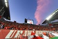 【ACL浦和１－０FCソウル】空が赤く染まった浦和サポーターのゴール裏。写真：小倉直樹（サッカーダイジェスト写真部）