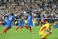 パイエ（８番）の決勝ゴールに沸き立つスタッド・ド・フランス。ピッチには膝を折るルーマニアの選手との対照的な光景が広がった。写真：佐藤 明（サッカーダイジェスト写真部）