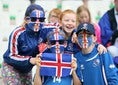 フェイスペイントするアイスランドサポーター。写真：佐藤明（サッカーダイジェスト写真部）