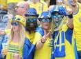イブラで勝利！。気勢を上げるスウェーデンサポーター。写真：佐藤 明（サッカーダイジェスト写真部）