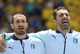イタリア国歌の斉唱。ブッフォン、キエッリーニが闘志をふるえ立たせる。写真：佐藤 明（サッカーダイジェスト写真部）