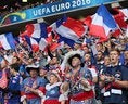 フランス国旗が揺れるリールのピエール・モーロワタジアム。写真：佐藤明（サッカーダイジェスト写真部）