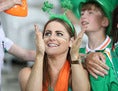 いよいよグループリーグ最終戦、スタメン発表を見守るアイルランドサポーター。写真：佐藤　明（サッカーダイジェスト写真部）