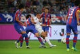 【FC東京１-０甲府】体勢を崩されながらもパスを出す田中。写真：茂木あきら（サッカーダイジェスト写真部）