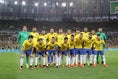 【リオ五輪決勝ブラジル対ドイツ】ベンチメンバーも含めたセレソン18人で集合写真。写真：JMPA/小倉直樹