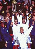 1998年トヨタカップ｜○２-１ バスコ・ダ・ガマ｜キャプテンのサンチスはインターコンチネンタル・カップを、イエロはトヨタカップを高々と東京の夜空に掲げた。　(C) SOCCER DIGEST