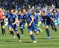 【福岡２－１京都】ゴールをあげ、喜ぶ山瀬。写真：佐藤 明（サッカーダイジェスト写真部）