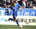 【福岡２－１京都】左サイドを攻めあがる亀川。写真：佐藤 明（サッカーダイジェスト写真部）