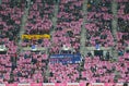 【日本 ３-０ コスタリカ】配布されたレジャーシートでスタジアムをピンクに染めるサポーター。写真：茂木あきら(サッカーダイジェスト写真部)