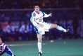 1998年、横浜フリューゲルスに入団。第１ステージ15節の鹿島戦で早くも初ゴールを記録。(C)SOCCER DIGEST