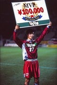 1998年、鹿島アントラーズに入団。第1ステージ６節のＧ大阪戦でJリーグデビューを飾り、いきなりMVPを獲得！ (C)SOCCER DIGEST