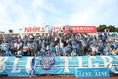 【横浜FC１-０岐阜】途絶えることのない声援で選手たちを鼓舞した横浜FCサポーター。写真：山崎 賢人(サッカーダイジェスト写真部)