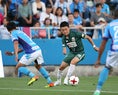 【横浜FC１-０岐阜】右サイドから攻めあがる大本。写真：山崎 賢人(サッカーダイジェスト写真部)