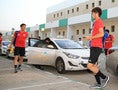 【日本代表サウジアラビアトレーニング２日目PHOTO】タクシーで到着した選手たち。写真：佐藤 明（サッカーダイジェスト写真部）
