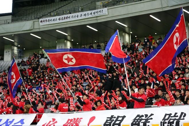 北朝鮮応援団 が迫力の大声援 赤いtシャツ 国旗 歌で母国代表を勇気付ける サッカーダイジェストweb