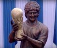 インド・コルカタで披露されたマラドーナの銅像。SNSでは「スーザン・ボイル？」という書き込みも……（笑）。　※画像は『Calcutta Times』のツイッターより