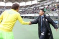 【千葉２-３岐阜】試合前に握手を交わす千葉の増嶋竜也と岐阜の大木監督。写真：茂木あきら(サッカーダイジェスト写真部)